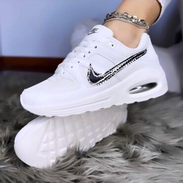 Patike: Nike air max command patike

Novo
Brojevi 36 do 41 — 10