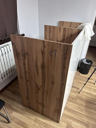 Стойка-ресепшен/кассовый прилавок из ЛДСП - Конструкция угловая, с