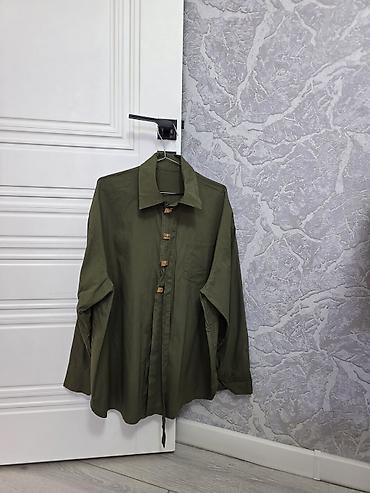 oversize jaket: Zeytun-yaşıl rəngdə, uzunqol, oversize kəsimli qadın köynəyi. Klassik — 1