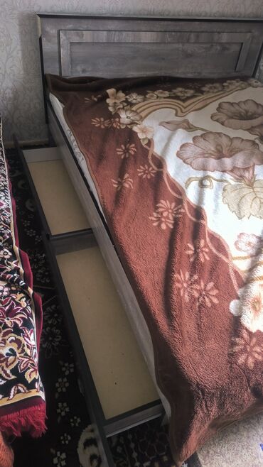 Двуспальные кровати: Кровать с выдвижными ящиками для хранения, выполненная в нейтральных