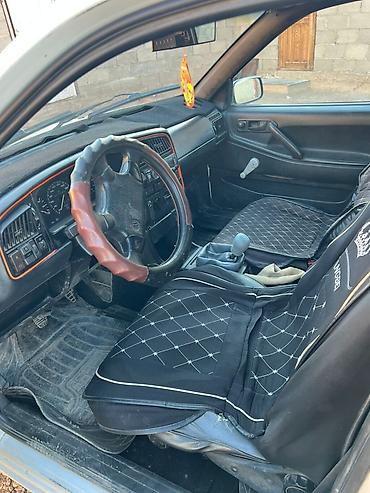 салон машины: Volkswagen Passat Variant: 1994 г., Механика, Бензин, Универсал — 5