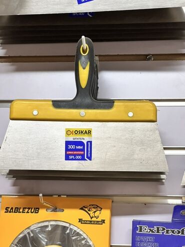 шпатель для натяжных потолков: Шпатель Oskar SPL-300 с лезвием длиной 300 мм предназначен для