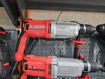 шуруповерты буу: Перфоратор D-MAX RDM-30 в красно-сером корпусе, предназначенный для