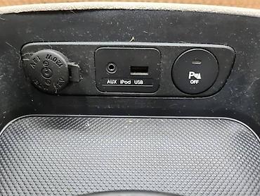 univerzalno: USB AUX KONEKTOR ZA KIA SPORTAGE OD 2010. DO 2015. GOD — 1
