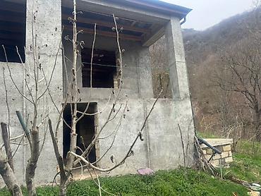 Bağ evlərinin satışı: 🏠 Köhnə ev (tam hazır): 	•	3 otaqlı 	•	2 geniş balkon 	•	Mətbəx, hamam — 3