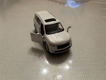 Avtomobil modelləri: Ağ rəngli mini avtomobil modeli (SUV tipli) - Material: metal və — 3