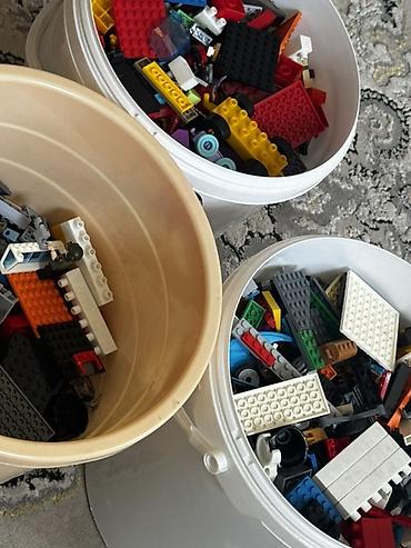 три лимона: Смешанный лот деталей LEGO в трёх ведрах. - Большое количество — 2