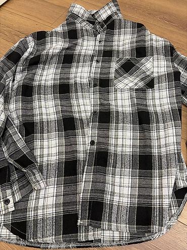 Kişi geyimləri: Qara‑ağ‑boz rəng palitrasında dama (plaid) naxışlı flanel köynək. - — 1