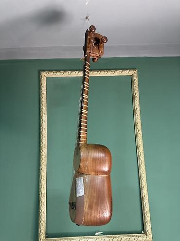 tar ucun mikrafon: 1960 ci ilin Tarı təcili satılır.
Elaqe ucun: 077 300 58 30 — 2