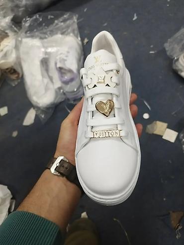 shoestar sandale: Beli kožni patike sa zlatnim detaljima i brendiranim elementima. Model — 1