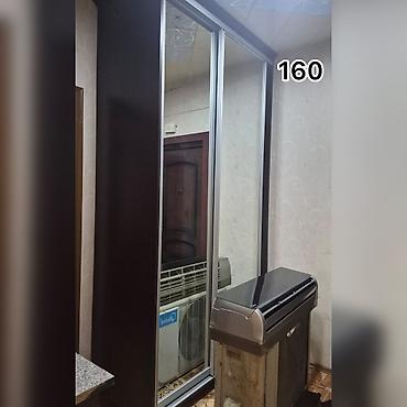 Güzgülü sürgülü dolab - Ön panel: 2 böyük güzgü qapı, alüminium sürgü