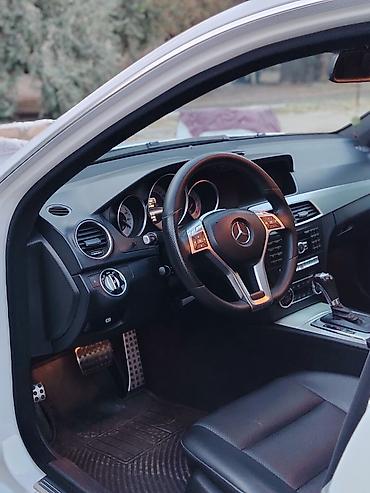 dayun 250: Mercedes-Benz C-Class sedan (C250 emblemli), ağ rəng. Xüsusiyyətlər — 9