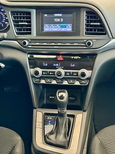 Hyundai Elantra: 2 l | 2019 il Sedan