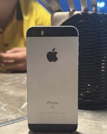 списанные айфоны: IPhone SE, Колдонулган, 64 ГБ, Күмүш, Заряддоочу түзүлүш, 95 %