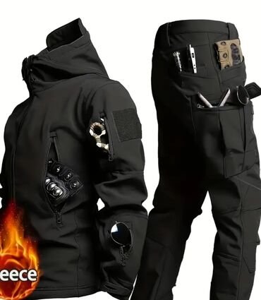 Digər üst geyimləri: Qara rəngdə olan, çoxsaylı cibləri olan taktiki üslublu fleece gödəkcə