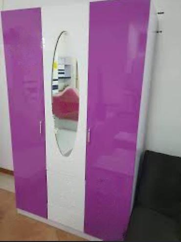 pilastik qapi: Üç qapılı paltar şkafı - Rəng: bənövşəyi (yan panellər) və ağ (orta — 1