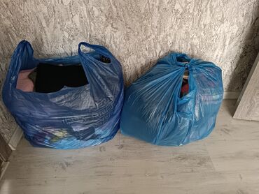 отдам строительный мусор: Отдам бесплатно нуждающимся 2 больших пакета с одеждой и обувью