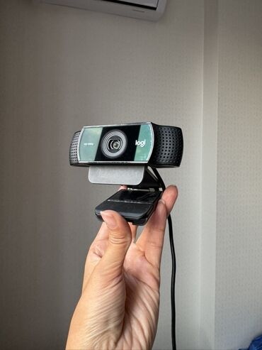 микрофоном: Веб‑камера Logitech (логотип logi), серия с поддержкой Full HD