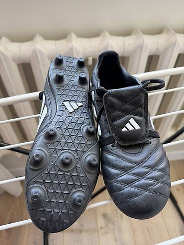 язычок: Футбольные бутсы adidas (модель с язычком-«шторкой»), черные с белыми — 6