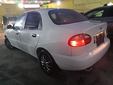 Digər avtomobillər: Ağ rəngli sedan avtomobil Xüsusiyyətlər: - Kuzov: 4 qapılı sedan, ağ — 3