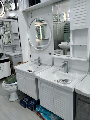 firca desti: Ağ rəngli, müasir üslubda hazırlanmış hamam mebeli dəsti. Dəstə güzgü