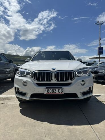 BMW: Белый кроссовер BMW X5. Автомобиль сочетает в себе комфорт и динамику