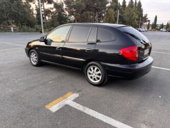 Kia: Kia Rio RS, qara rəng, hetçbek gövdə. Əsas xüsusiyyətlər: - 5 qapılı — 5