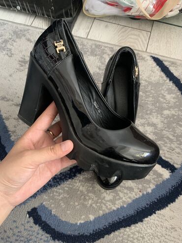 новая женская обувь: Туфли 37, цвет - Черный