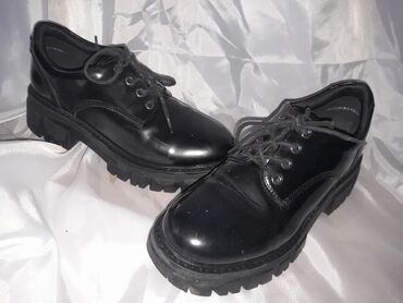 crna cipkana haljina i cipele: Oksfordice, Graceland, 38