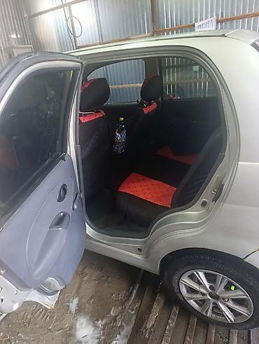 Другие автомобили: Компактный хэтчбек серебристого цвета (5 дверей). Основные — 7