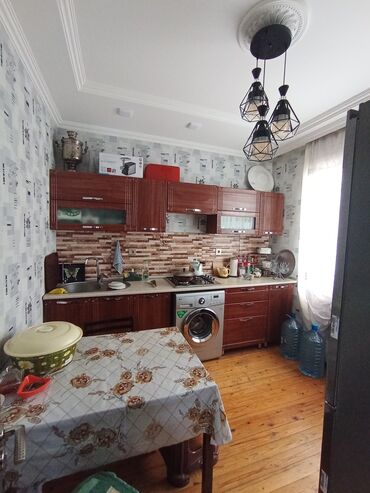 Həyət evləri və villaların satışı: Satılır: həyət evi 3 sotun içində 8 daş kürsülü 3 otaqlı təmirli sənət — 4