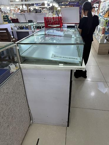 Торговое оборудование: Срочно Продаю витрины 
Без места 
Цена за одну витрину
Количество 2шт — 4