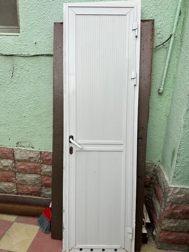 Saab: Ağ rəngli plastik (PVC) qapı - Material: PVC panel, ağ rəng, şaquli