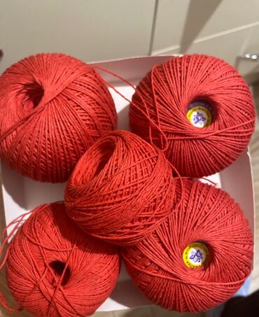 Аксессуары для шитья: Пряжа красного цвета, 3 новых мотка и 2 начатых. 100% хлопок, длина