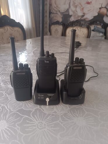 рация б у: Портативные рации Kenwood и ICOM, представленные в комплекте из трех