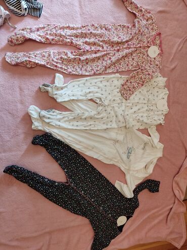 Gecəliklər: Uşaq üçün uzunqol, ayaqlı pijama/sleeper dəsti. Uzunqollarin her biri — 5