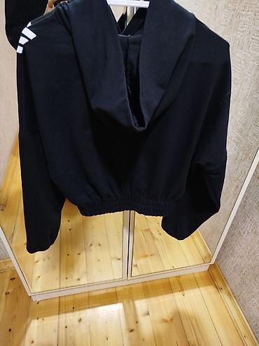 adidas ev geyimleri instagram: Qara idman dəsti – kapüşonlu üst və şalvar - Rəng: qara, ağ üç — 3