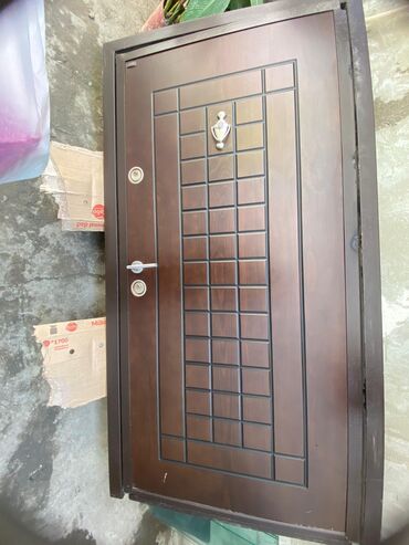 Kafel və bitirmə daşları: Mənzil üçün İşlənmiş Giriş qapısı Glazok ilə, Ünvandan götürmə