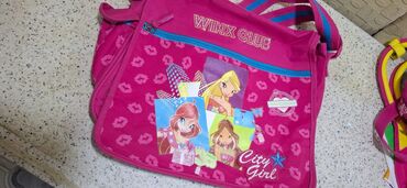 Məktəb çantaları: Fərqli ölçü və dizaynlarda uşaq çantaları dəsti. Çantalar müxtəlif — 9