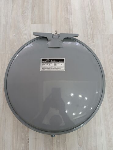 блок 2 5: Продаю плоский расширительный бачок для отопление объем 8л