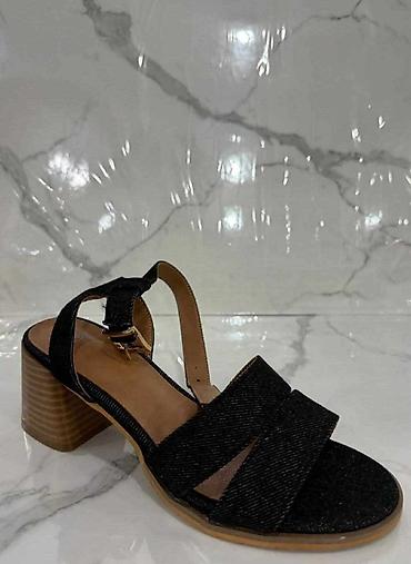 lagerfeld jako: Elegantne ženske sandale – više modela
Brojevi
36-41
2550 din
OR💥 — 5