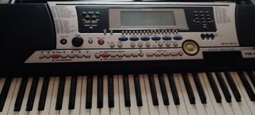 ямаха музыка: Электронный синтезатор Yamaha PSR-195, представленный в черном корпусе