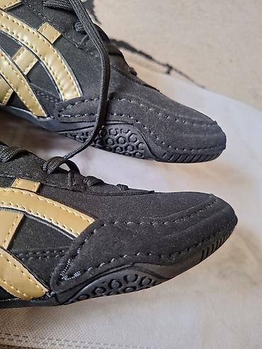 Спорт и отдых: Продаю борцовки новые.Фирма Asics 39р.цена 2600с — 1
