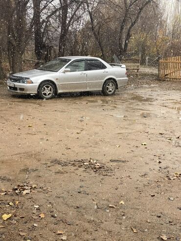 купить литые диски r14: Серебристый седан Honda Accord, припаркованный на грунтовой дороге