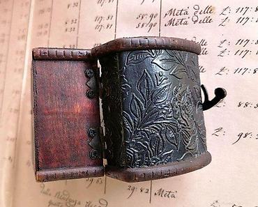 Stare vaze i dekor: Mali drveni kovčežić. Mali drveni kovčežić sa metalnim šarkama i — 6