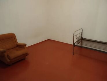 kirayeler: Bu mənzil geniş bir otaq, bir mətbəx sahəsi və bir vanna otağından