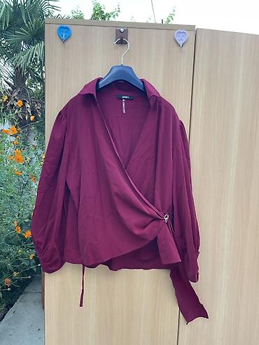 Qadın geyimləri: MİSRA qadın bluzu – bordo rəngdə, kəsişən (wrap) model. - Yumuşaq — 2