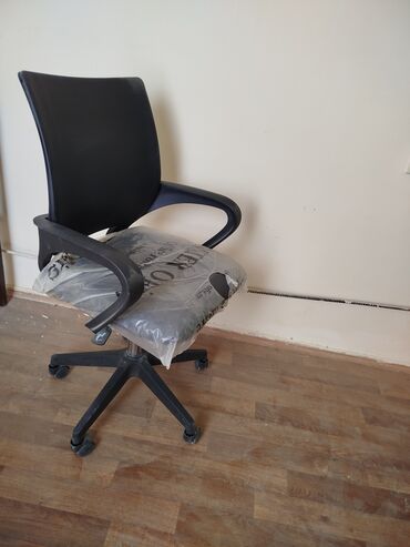Ofis dolabları: Təkərli, Qolları tənzimlənmir, Parça