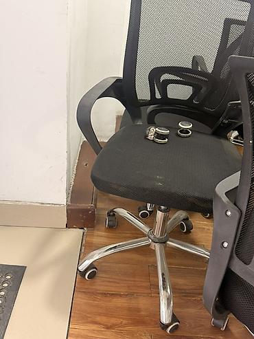 office table: Сломанные Офисные кресла на колесиках, сетчатая спинка. Продаю или — 2