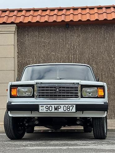 2107 oturacaqlar: Lada 2107, ağ rəng, sedan kuzov. Xarici: - Xrom ön barmaqlıq, kvadrat — 1